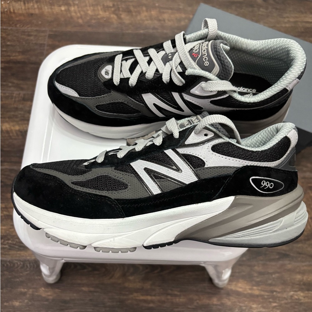New Balance Black and Gray Sneakers with Sporty Design